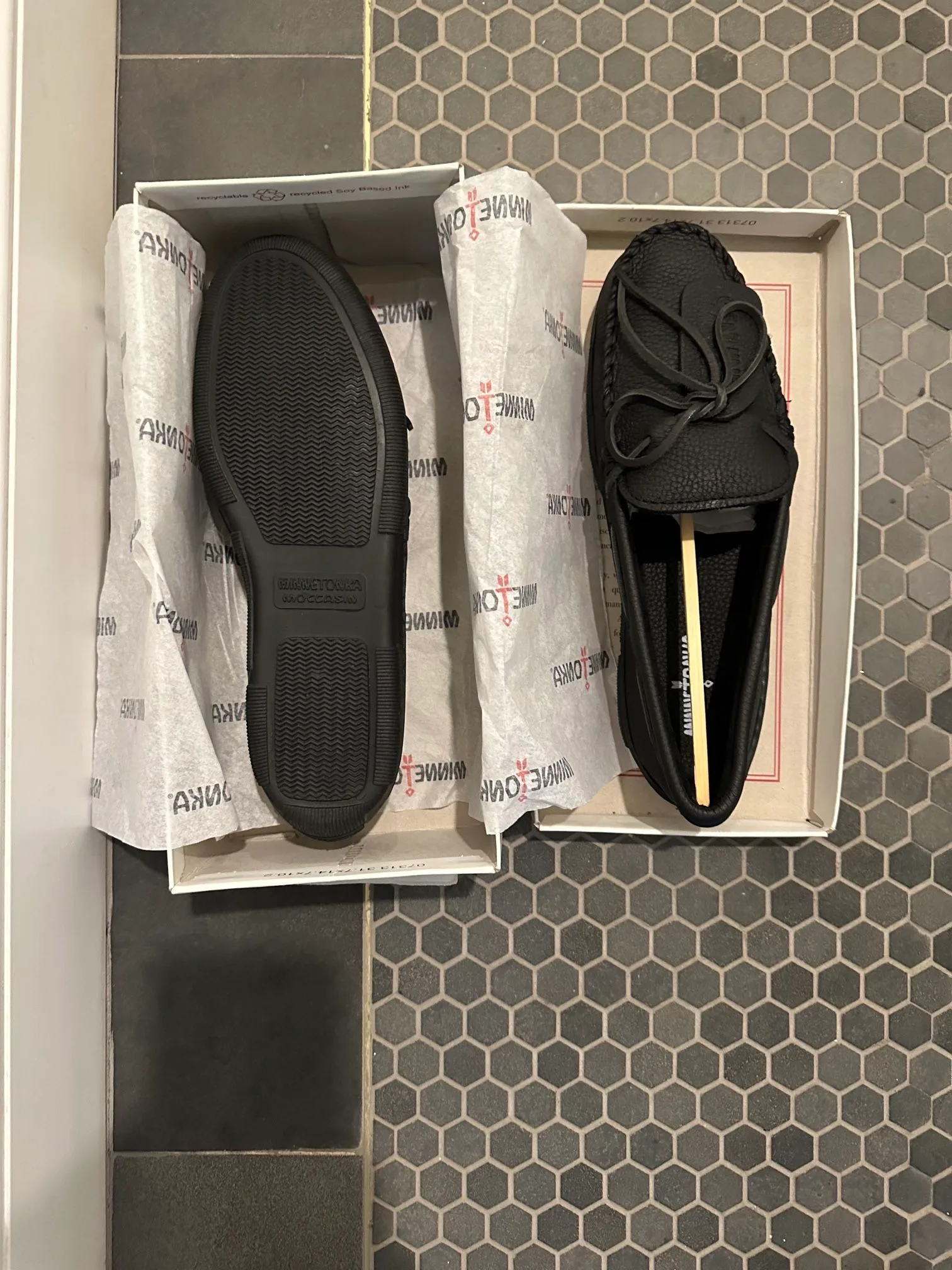 Minnetonka Moccasin, Black, Size 11.5 image indicator(5)