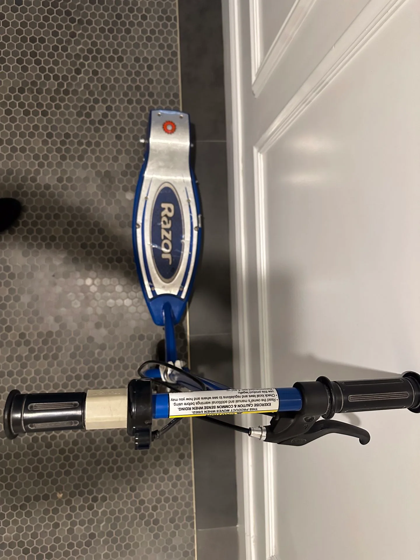 Razor E100 Electric Scooter - Blue image indicator(3)