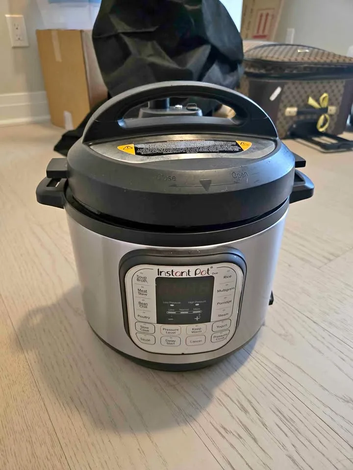 6QT Instant Pot. Please Read Description.