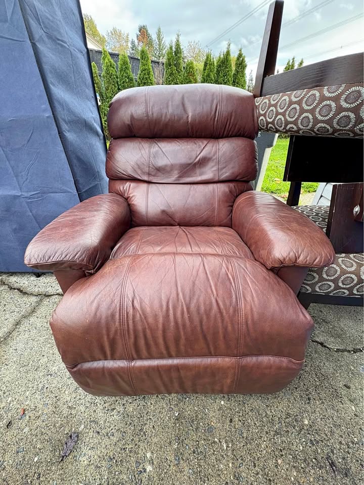 Brown leather recliner $40 Working condition