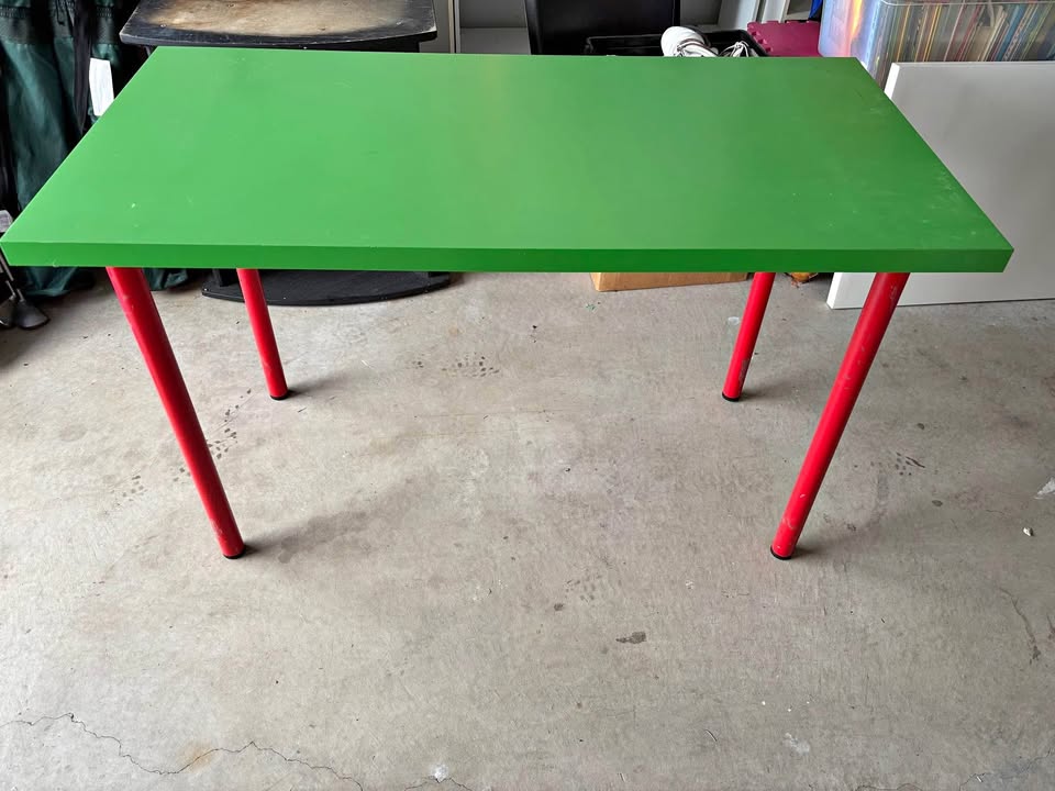 IKEA table top and legs 47.5” x 23.5” $20 p/u 186 and 59 ave