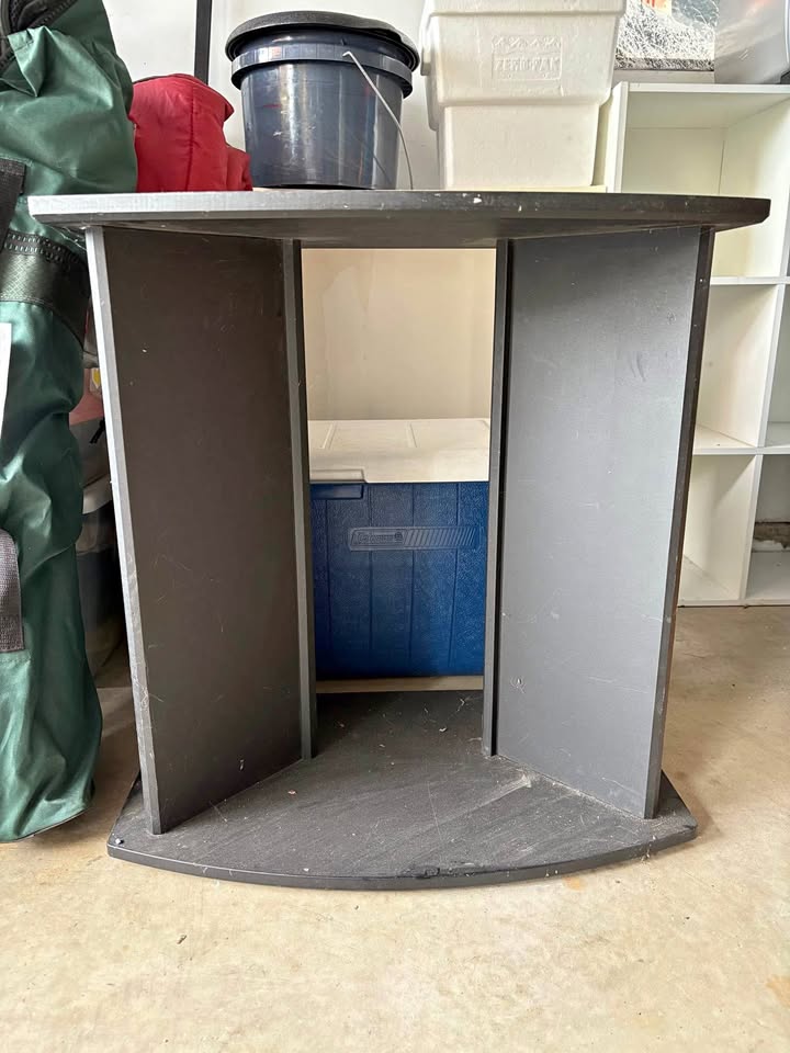 Fish tank stand 25”w 15.5”d 26”h $10 p/u 186 and 59 ave