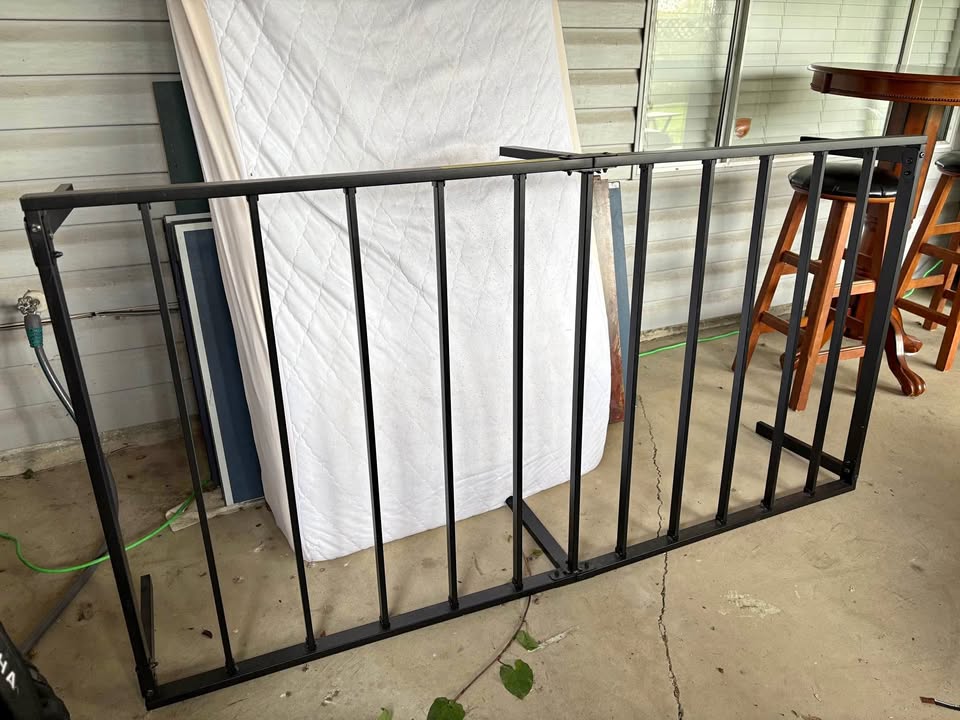 Black metal TWIN frame Foldable Pick up 186 st and 59 ave