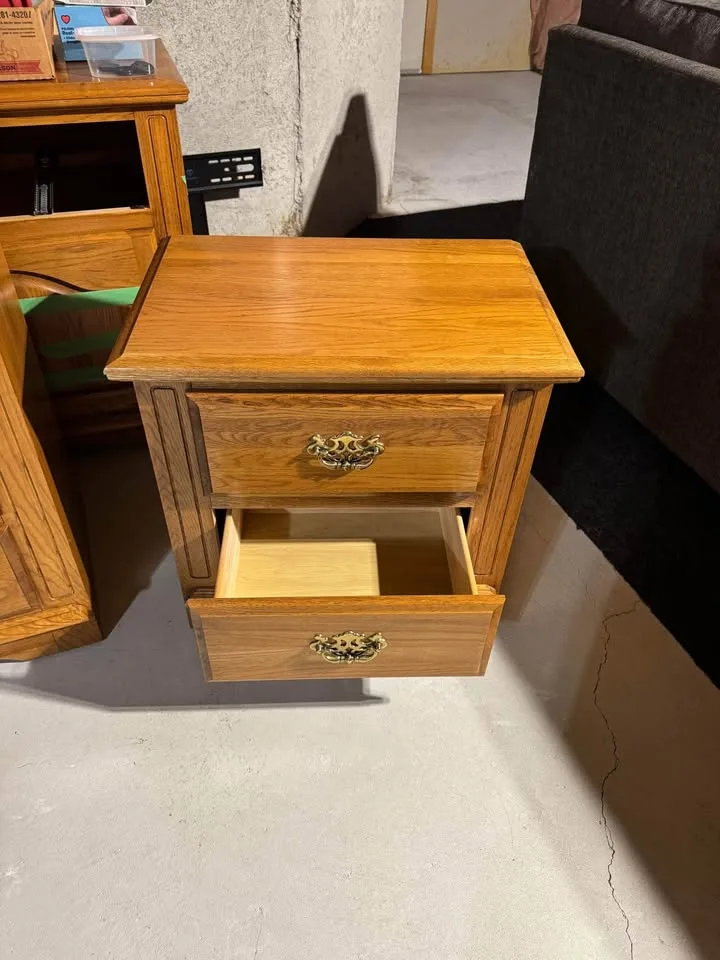 Solid Wood Bedroom Set image indicator(4)