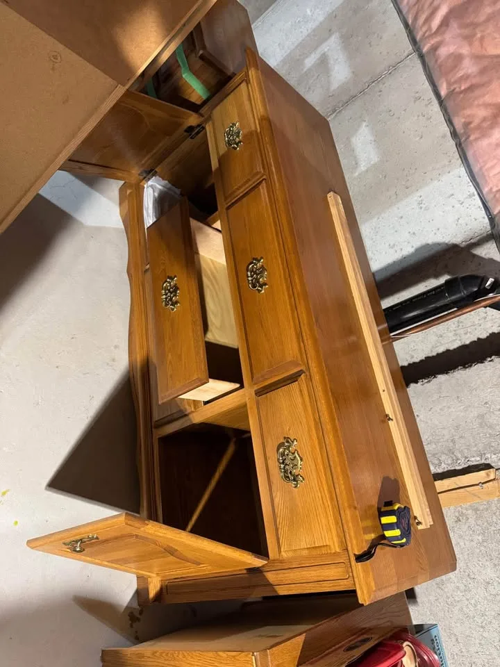 Solid Wood Bedroom Set image indicator(8)