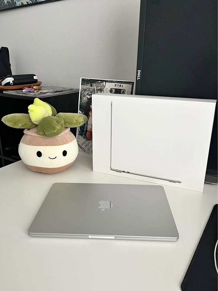 13-inch MacBook Air M2 (Silver)