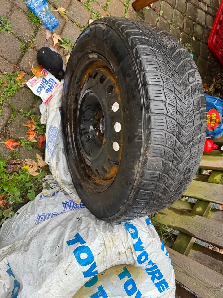 4 Michelin snow tire with rims 2356018 image indicator(2)