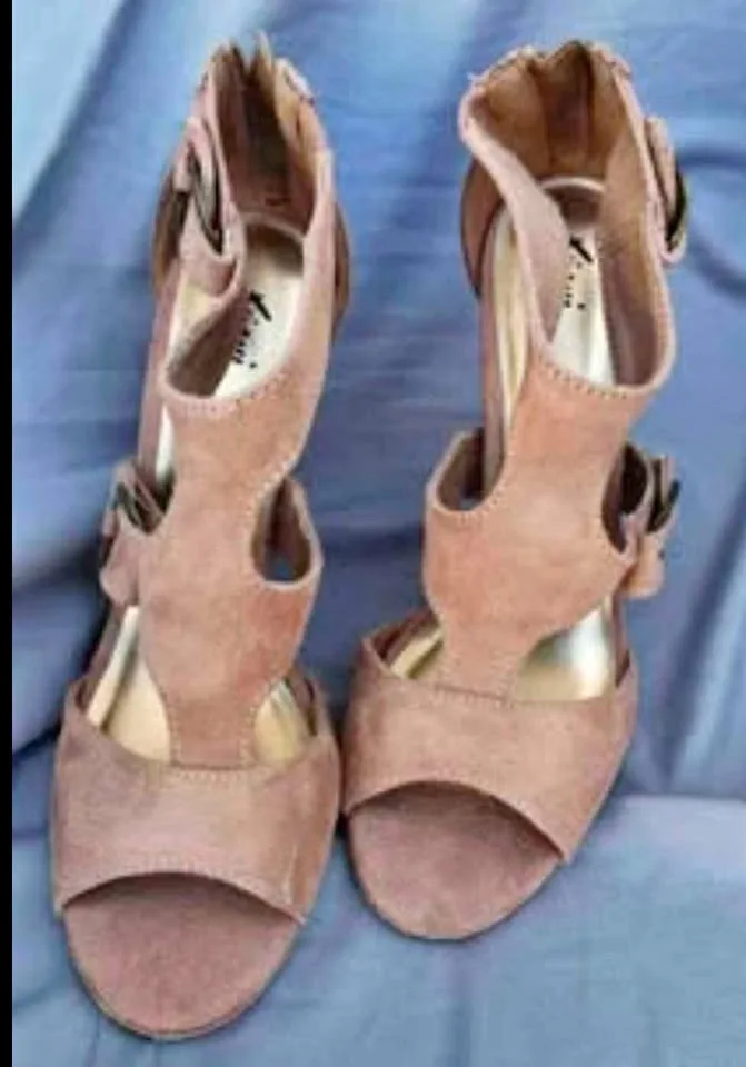 Size 8 Women’s Fioni Tan Faux Suede Booties thumbnail