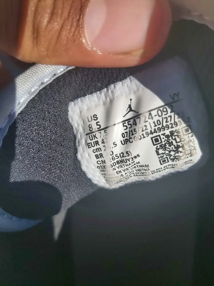 Jordan 1s Grey and white size 8.5 image indicator(4)