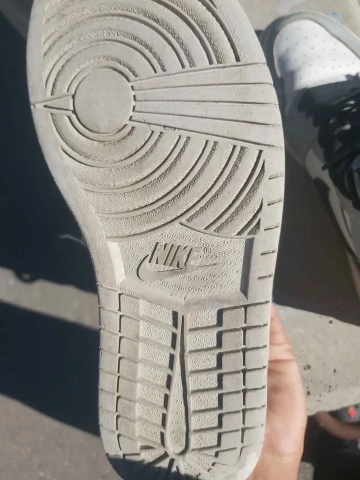 Jordan 1s Grey and white size 8.5 image indicator(5)