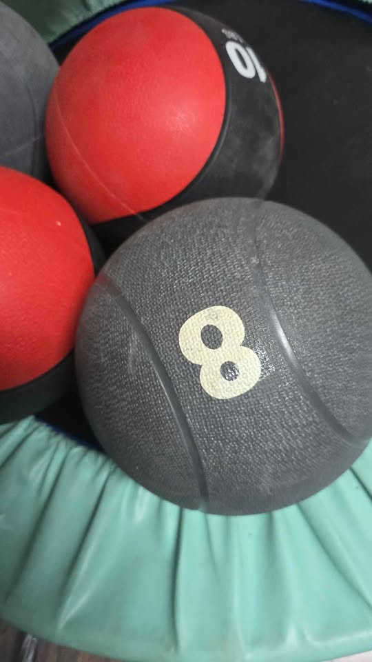 Medicine balls 8 lb and 10 lb - photo 3