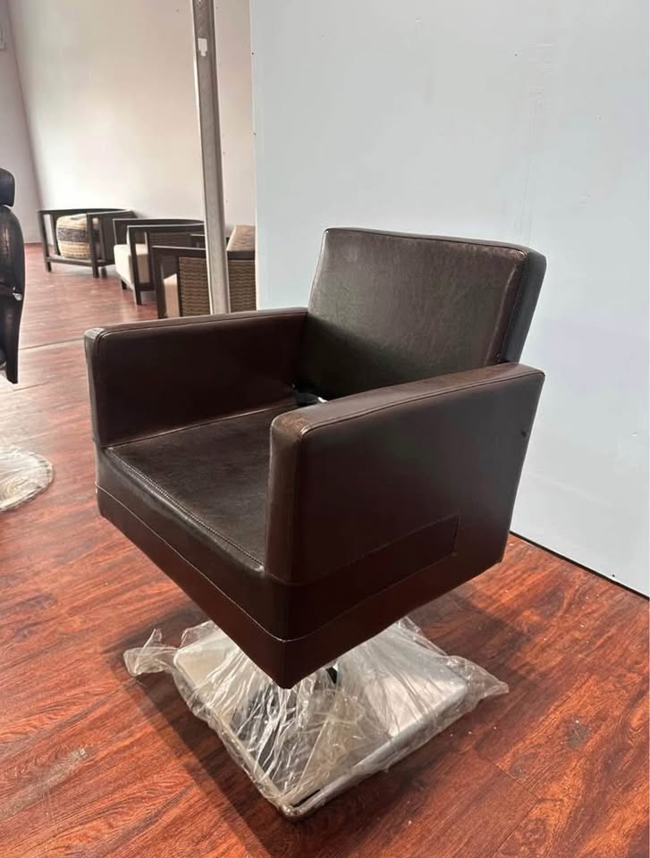 Hair salon and barber chairs - photo 3