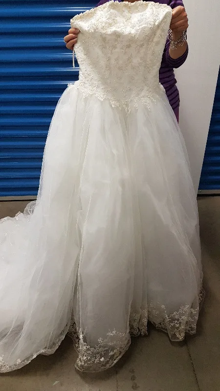 Alan Cherry Wedding Dress w/ Veil! Size 8 image indicator(3)