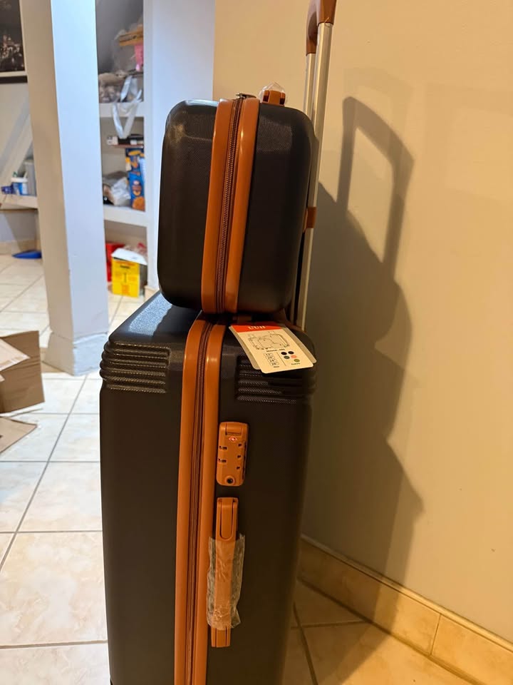2 pc Medium 24” suitcase - photo 2