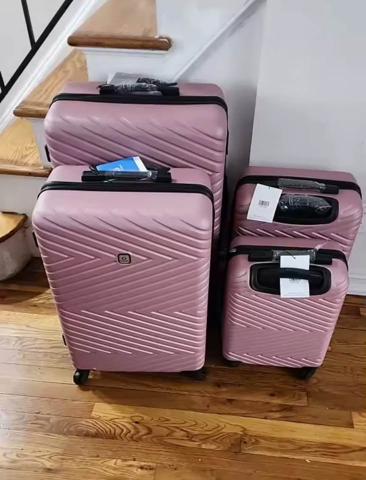 4 pc luggage (Take all x $135)! - photo 2