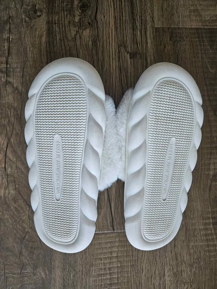 Willow & Ruby Fuzzy Heart Indoor/Outdoor Slippers image indicator(4)