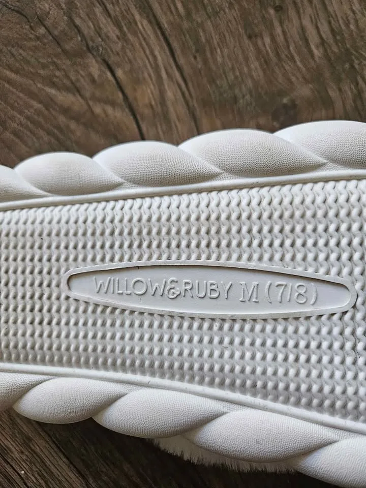 Willow & Ruby Fuzzy Heart Indoor/Outdoor Slippers image indicator(5)