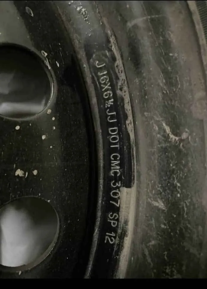 Winter Tire With Rim (215/60 R16; like new) image indicator(3)