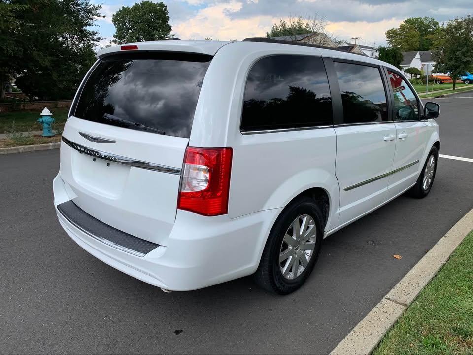 2016 Chrysler Town & Country · Touring-L Minivan 4D - photo 4