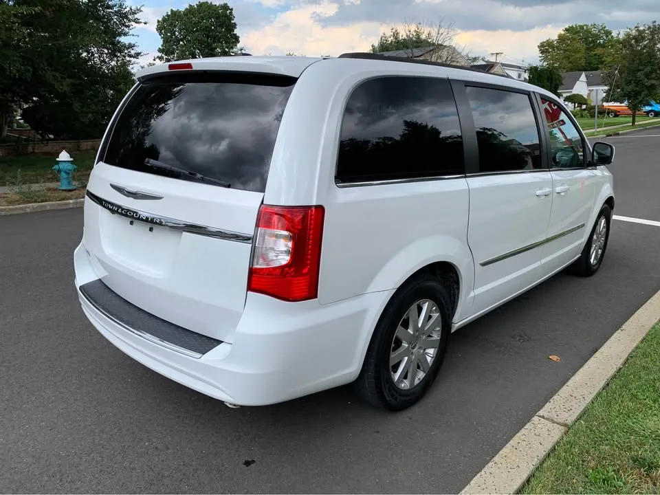 2016 Chrysler Town & Country · Touring-L Minivan 4D image indicator(4)