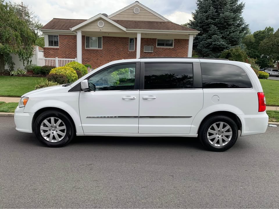 2016 Chrysler Town & Country · Touring-L Minivan 4D - photo 5