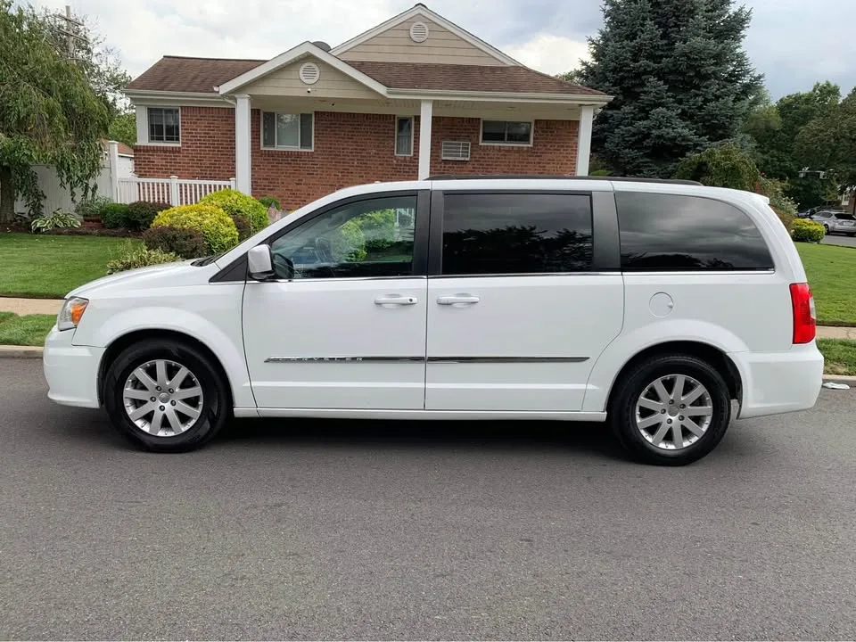 2016 Chrysler Town & Country · Touring-L Minivan 4D image indicator(5)