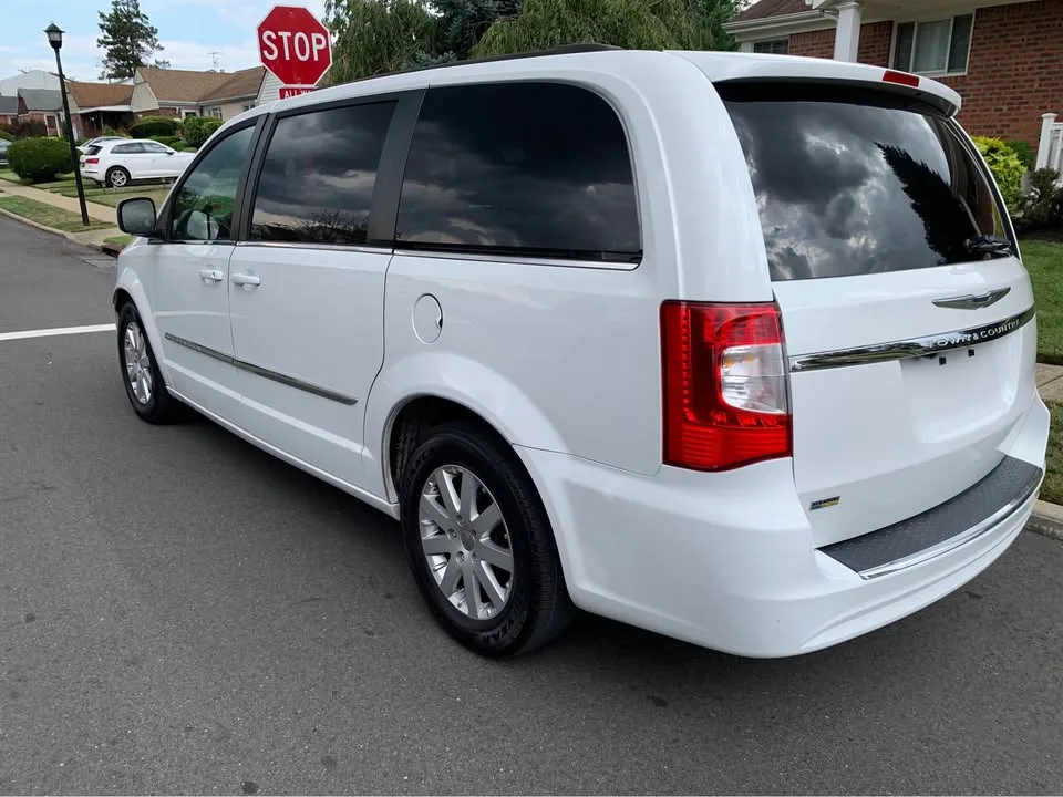 2016 Chrysler Town & Country · Touring-L Minivan 4D image indicator(6)