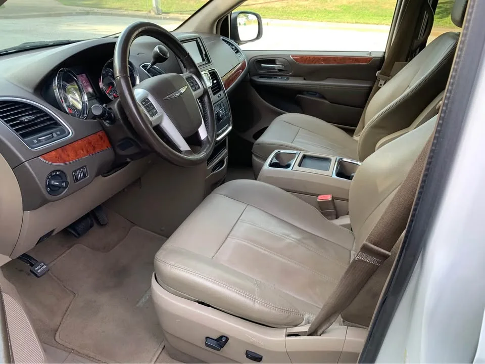 2016 Chrysler Town & Country · Touring-L Minivan 4D image indicator(7)