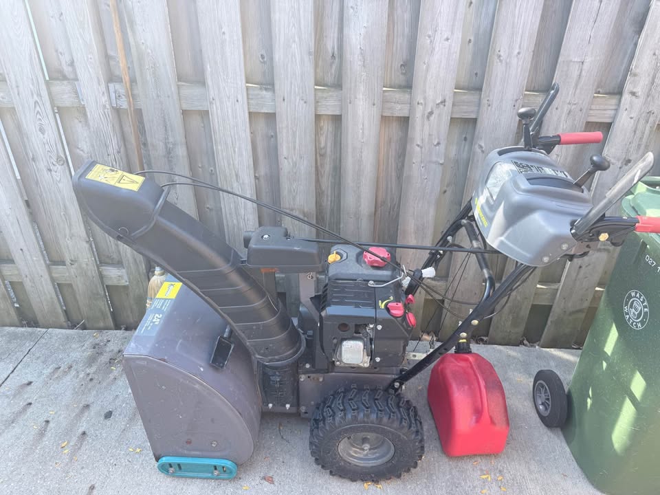 Yardworks 208cc 2 Stage Snowblower 24 inch - Gas Powered - photo 2