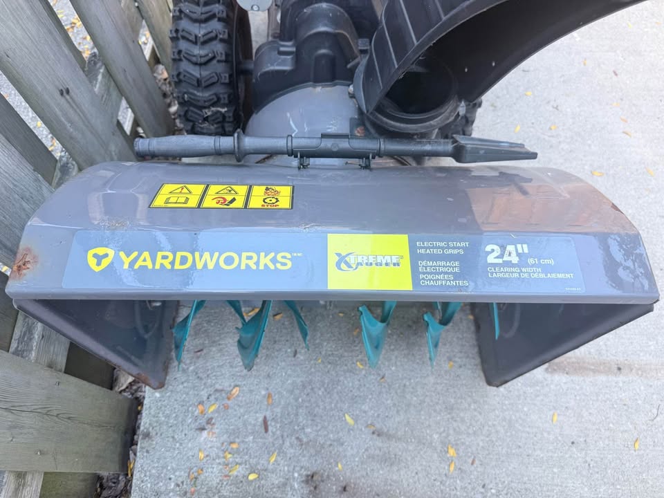Yardworks 208cc 2 Stage Snowblower 24 inch - Gas Powered - photo 3