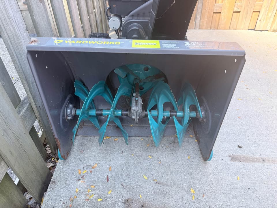 Yardworks 208cc 2 Stage Snowblower 24 inch - Gas Powered - photo 4