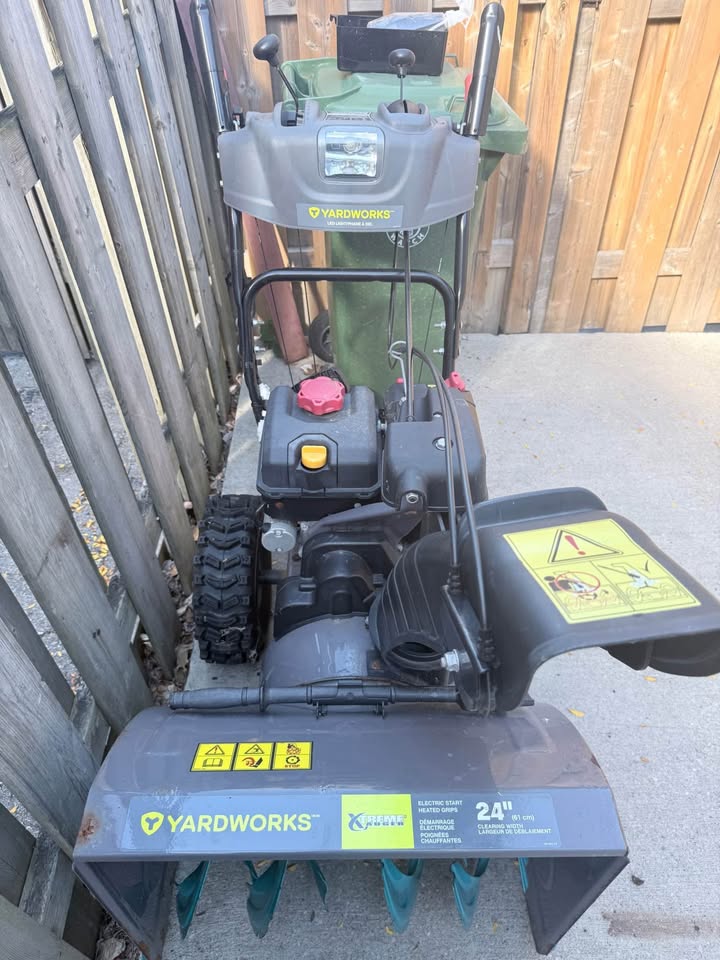 Yardworks 208cc 2 Stage Snowblower 24 inch - Gas Powered - photo 5