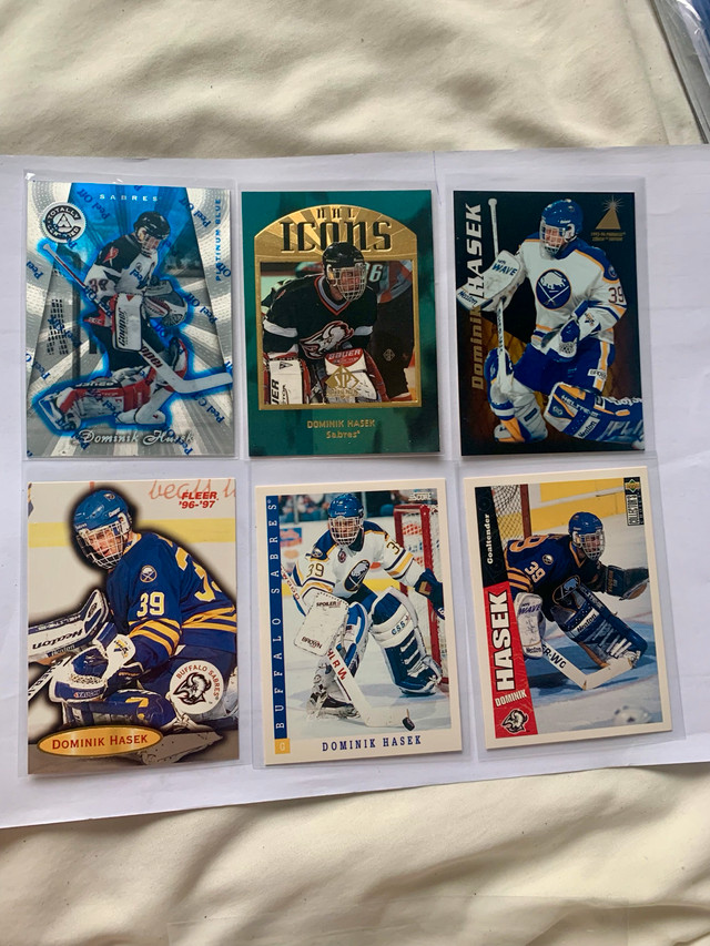 24 Dominik Hasek NHL Cards. 1 Autograph, 1 Rookie Card - photo 2