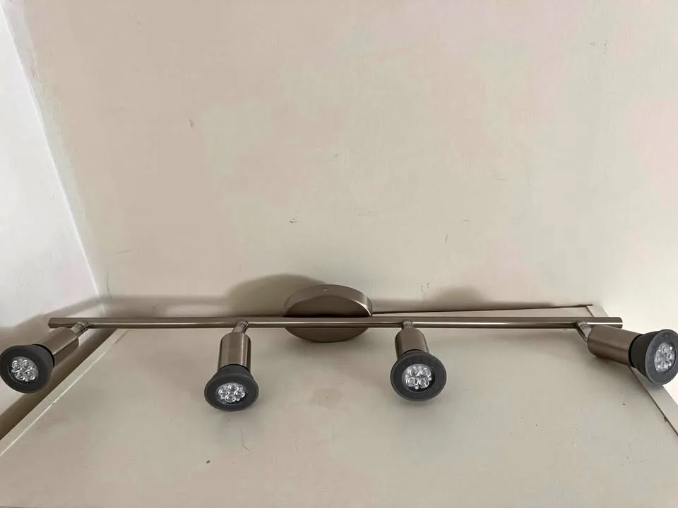 Track Light – 4 Lights, Excellent Condition thumbnail