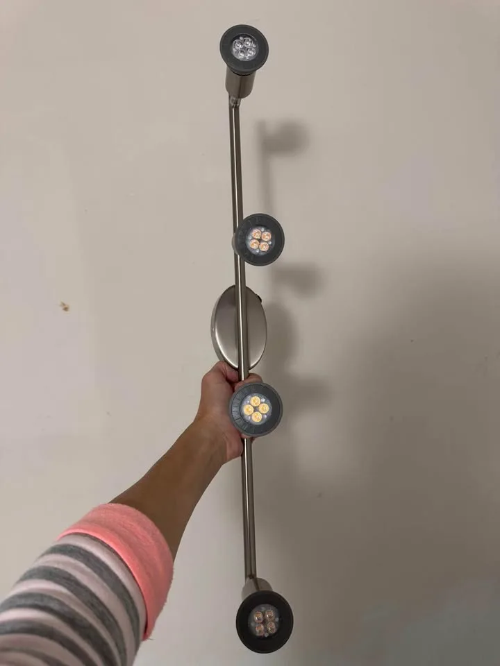 Track Light – 4 Lights, Excellent Condition image indicator(2)