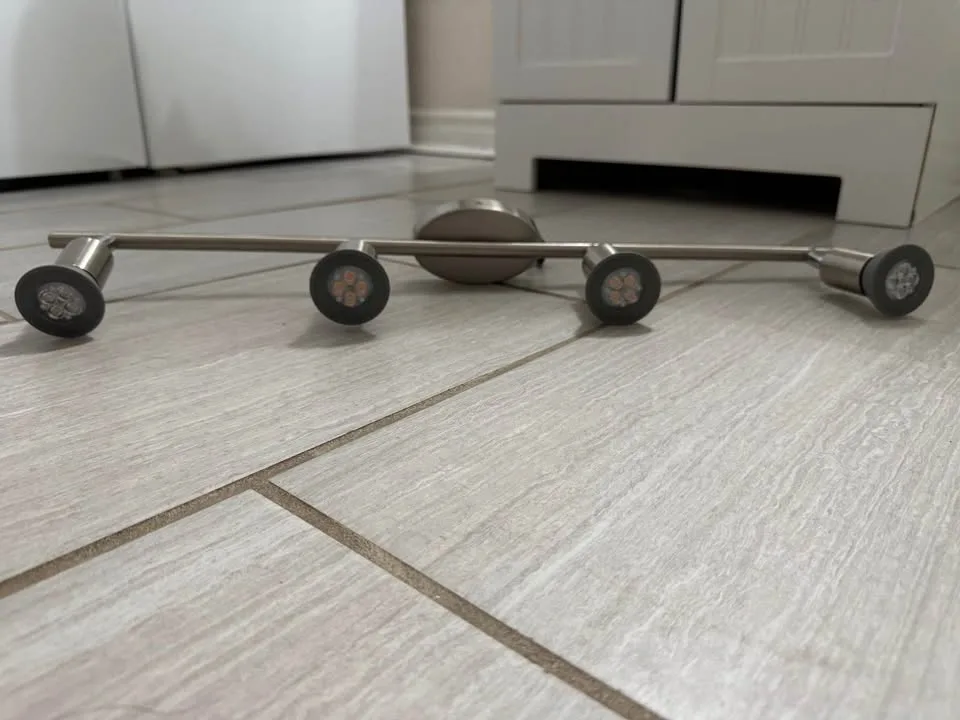 Track Light – 4 Lights, Excellent Condition image indicator(4)