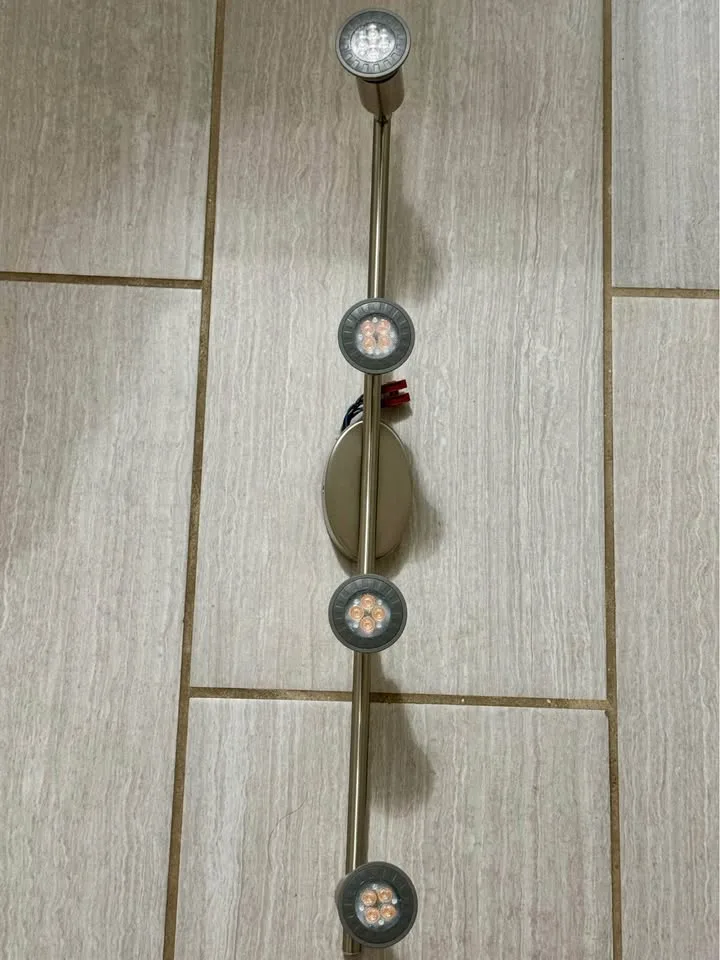 Track Light – 4 Lights, Excellent Condition image indicator(6)