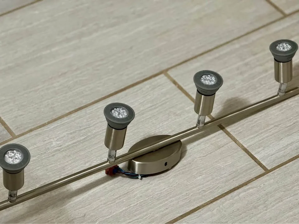 Track Light – 4 Lights, Excellent Condition image indicator(8)