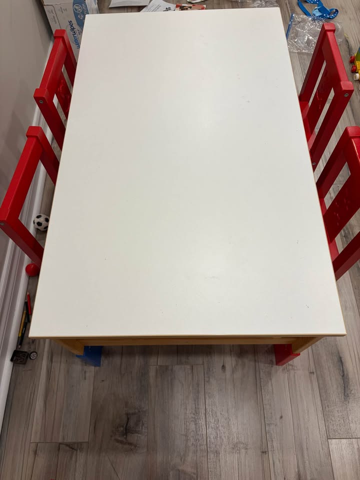 White Kids table + 4 red chairs - photo 2