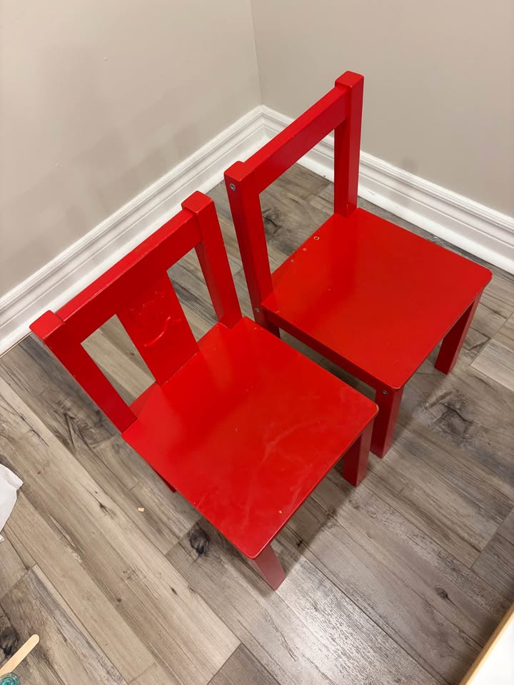 White Kids table + 4 red chairs - photo 3