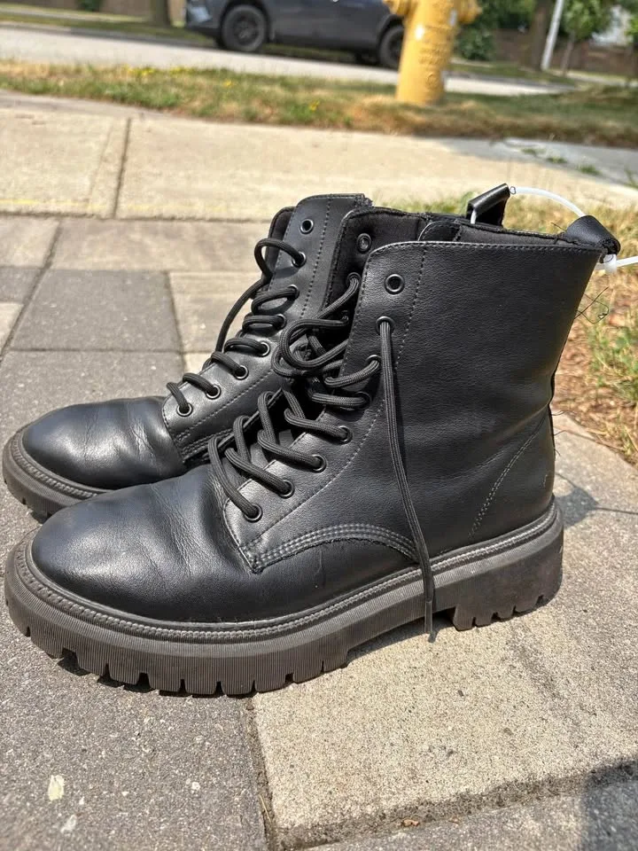 Leather boots thumbnail