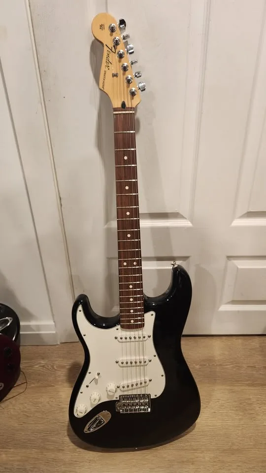 $850 Fender Strat Left-Handed Guitar - Made in Mexico image indicator(2)