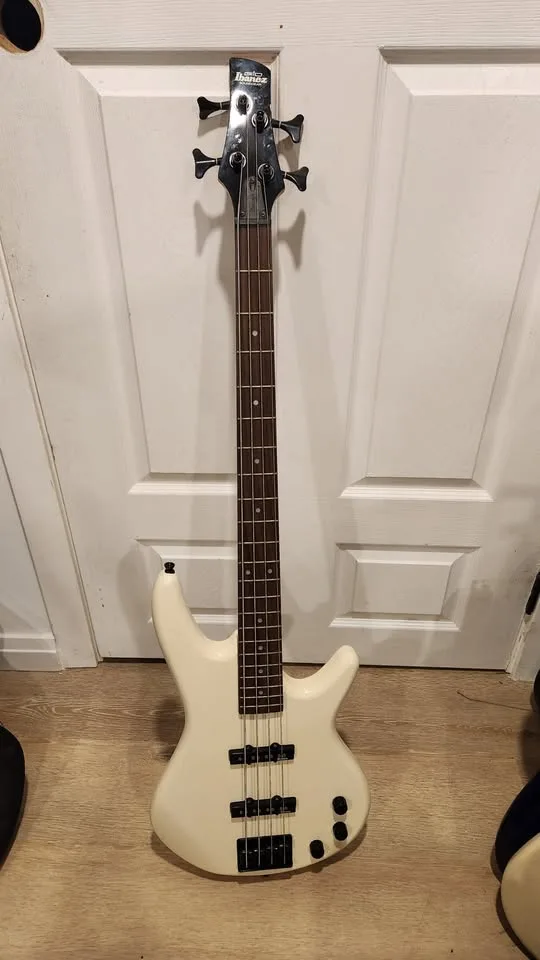 $270 Ibanez GIO GSR200 Jazz Bass - Cream image indicator(2)