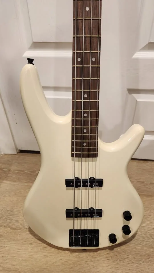$270 Ibanez GIO GSR200 Jazz Bass - Cream image indicator(3)