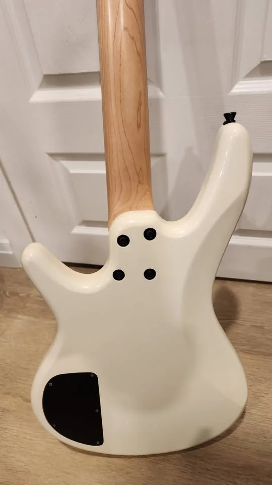 $270 Ibanez GIO GSR200 Jazz Bass - Cream image indicator(6)