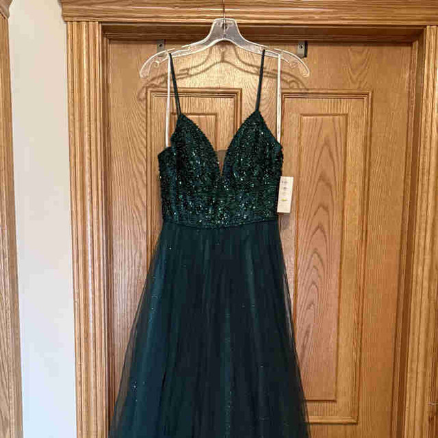 Emerald Green Formal Dress – Size 4 (Never Worn, Never Altered)