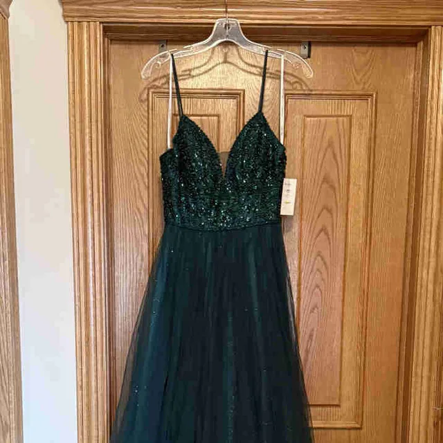 Emerald Green Formal Dress – Size 4 (Never Worn, Never Altered) thumbnail
