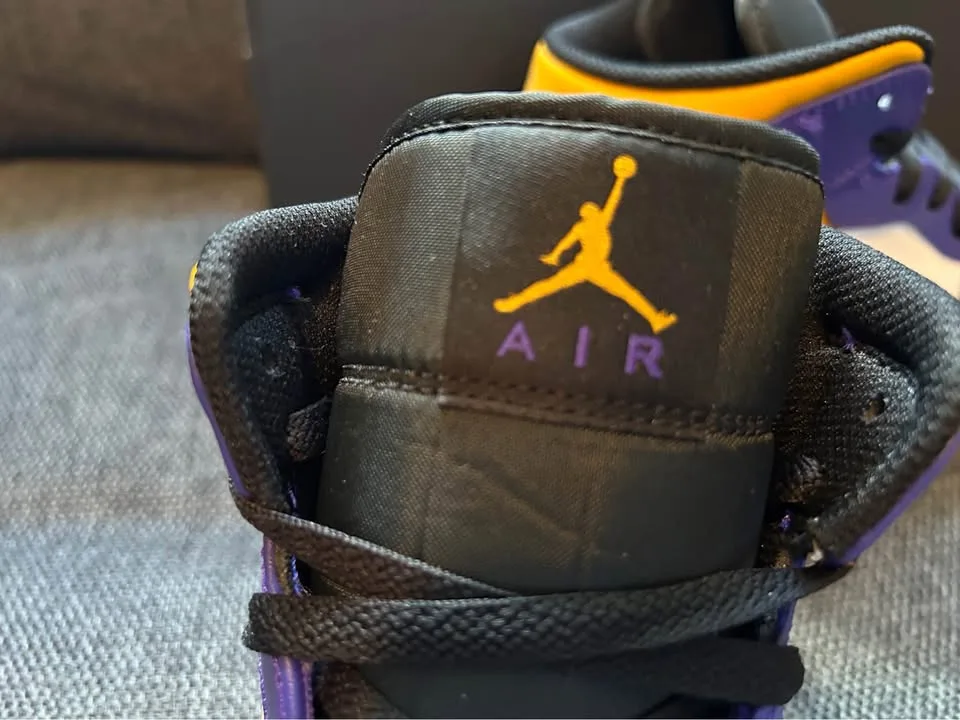 Air Jordan 1 - Mid - LAKERS image indicator(4)