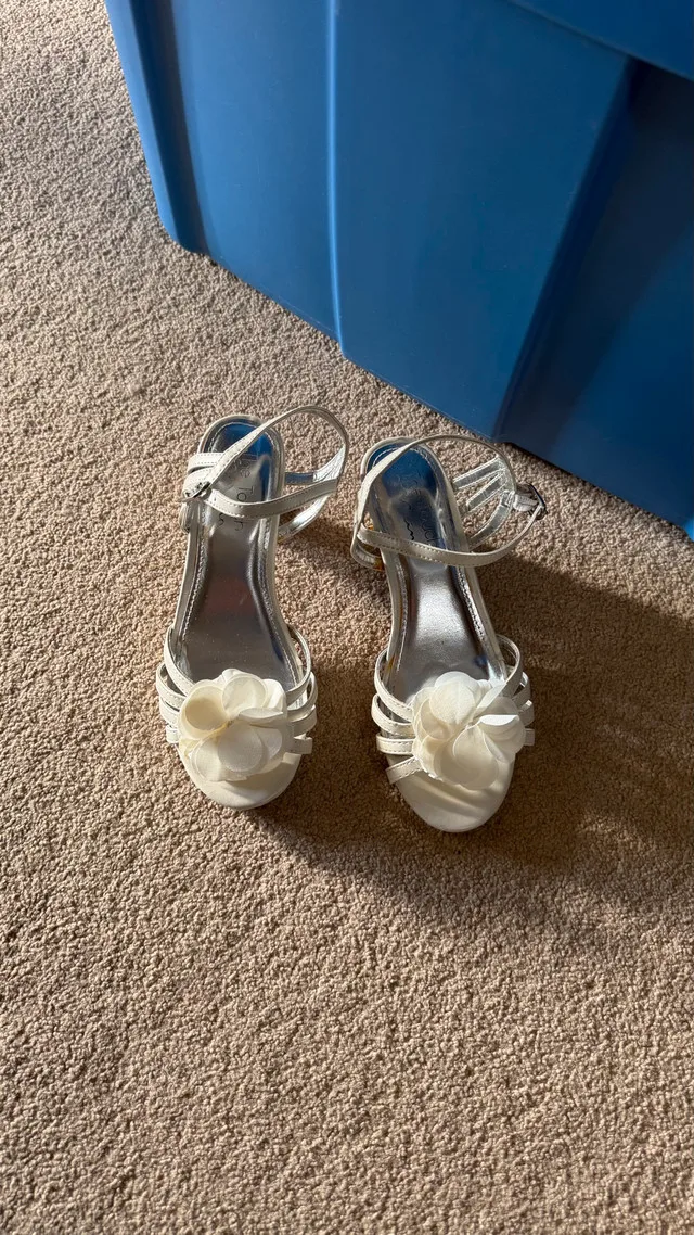 White Wedge Sandals with Flower Appliques image indicator(2)