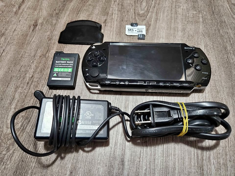 Modded PSP 2000 – High-Capacity Battery + 2x16GB Micro SD Cards